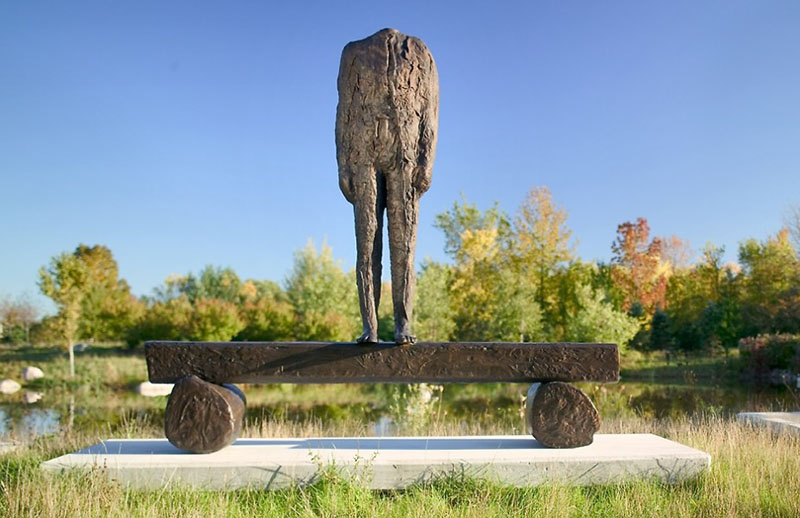 MAGDALENA ABAKANOWICZ：Figure on a Trunk 树干上的人物