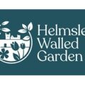 英国赫尔姆斯利围墙花园 logo，深青底配城堡花卉圆形徽章与 Helmsley Walled Garden 字样