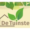 荷兰 De Tuinstek 苗圃 logo,淡黄底配绿叶与房屋图标加 De Tuinstek 字样